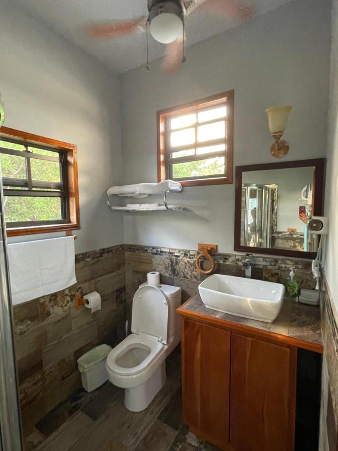 Hidden Treasure Vacation Home Blue Bay Cottage Caye Caulker Buitenkant foto